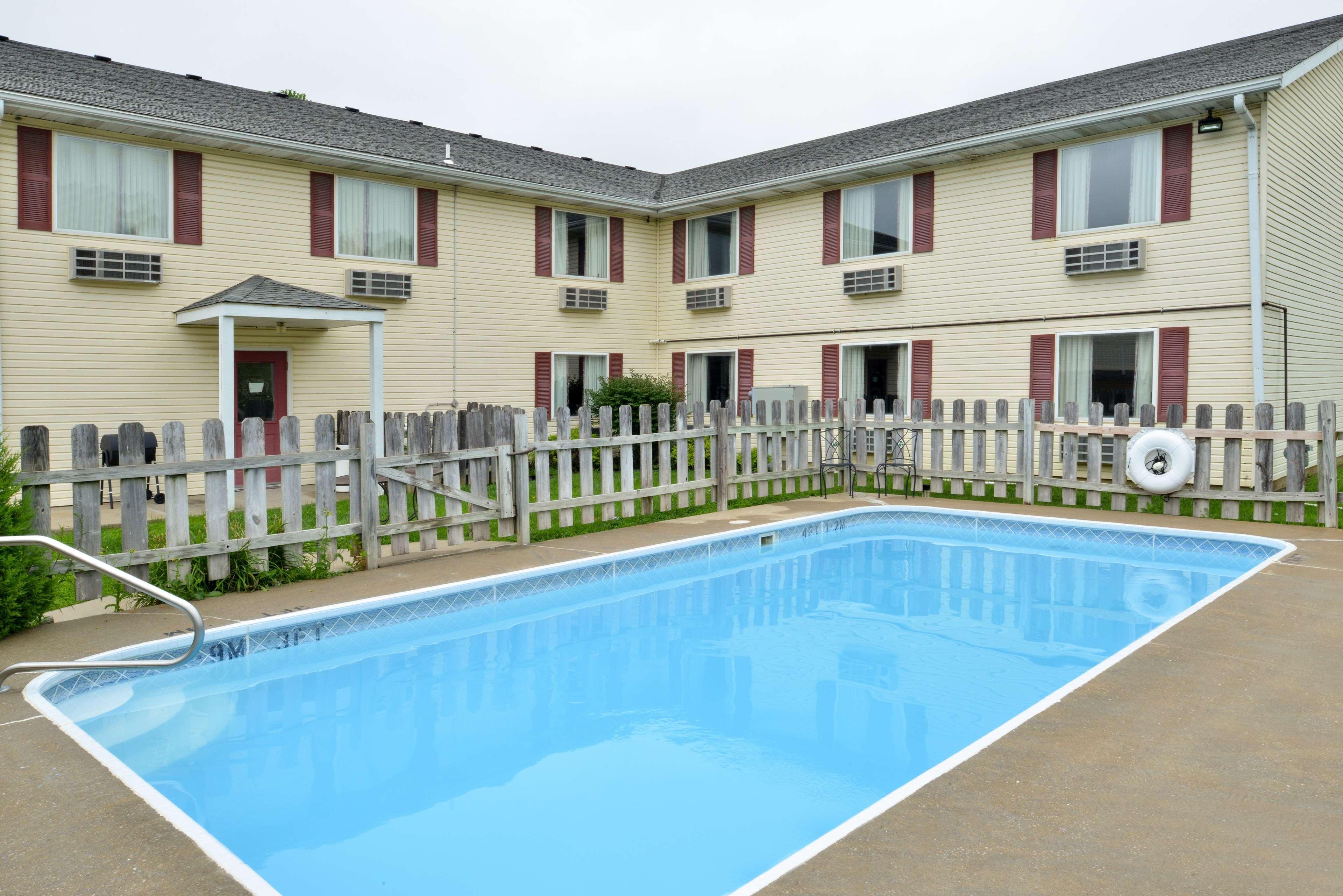 Americas Best Value Inn Knob Noster Exterior foto